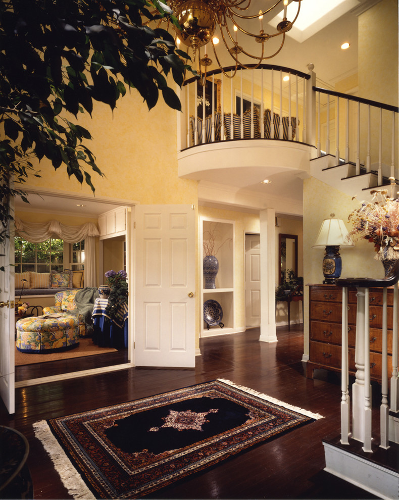 Inspiration for a traditional entryway in Los Angeles.