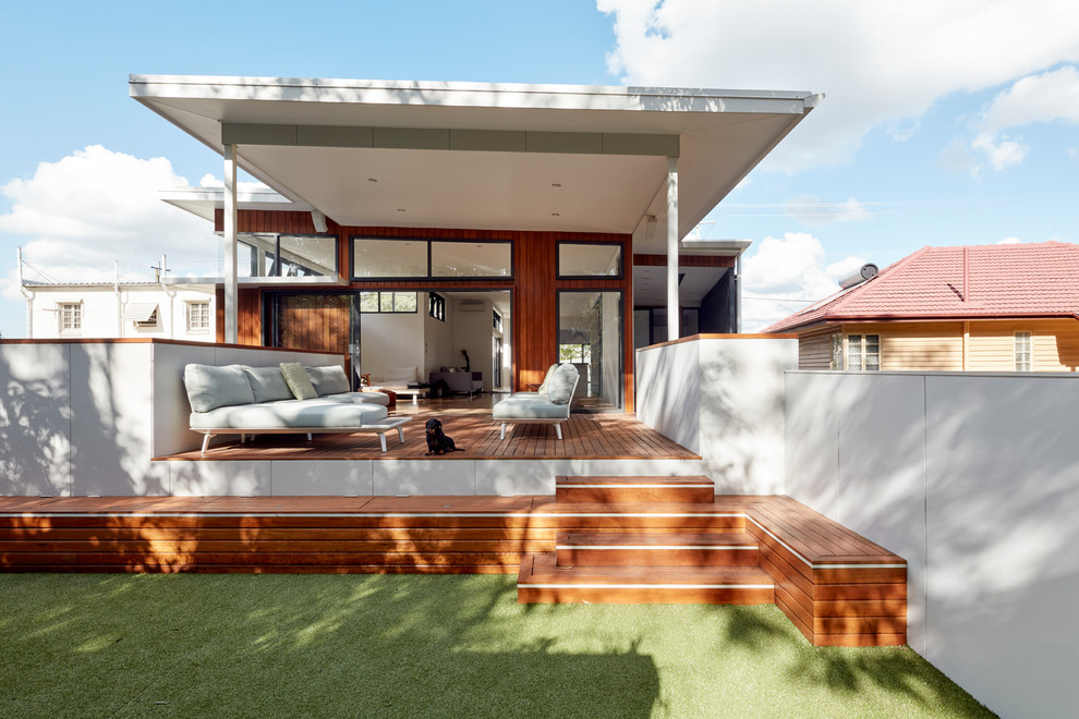 Photo of a contemporary deck in Brisbane.
