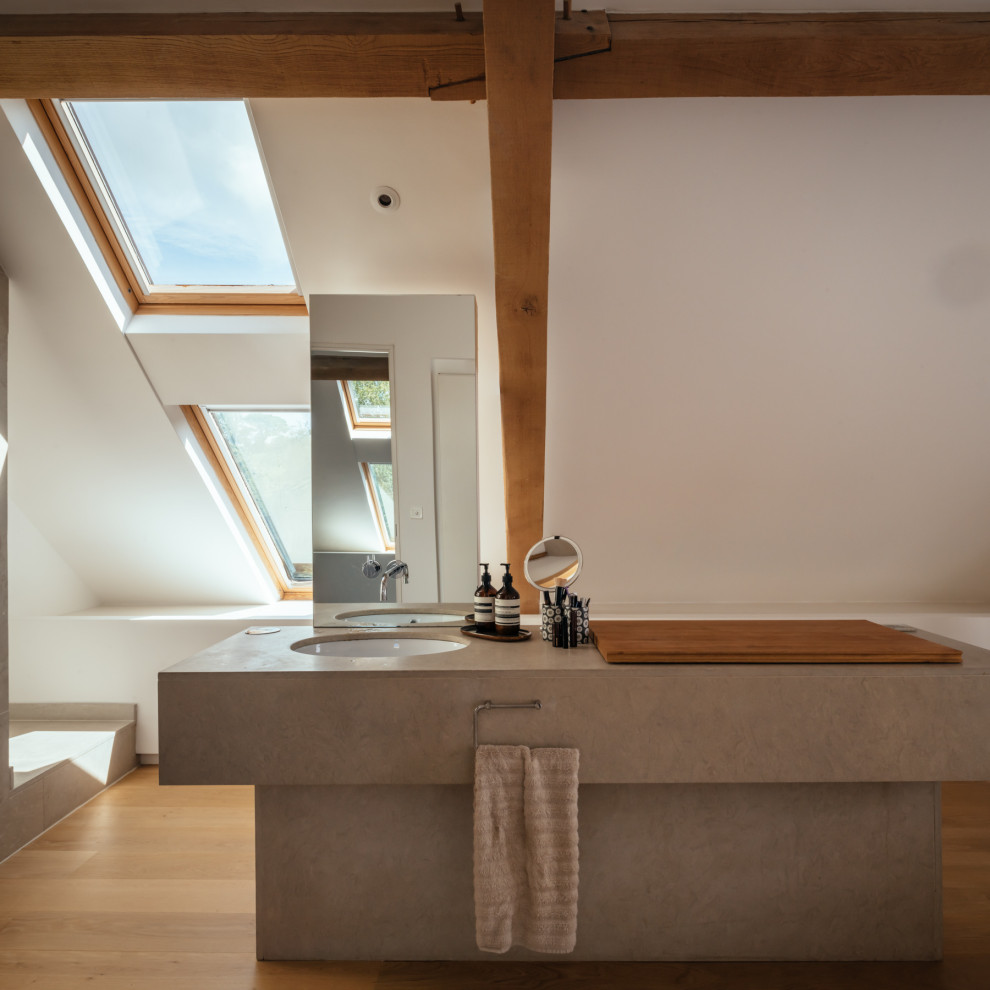 Источник вдохновения для домашнего уюта: главная ванная комната в современном стиле с белыми стенами, накладной раковиной, тумбой под одну раковину и балками на потолке