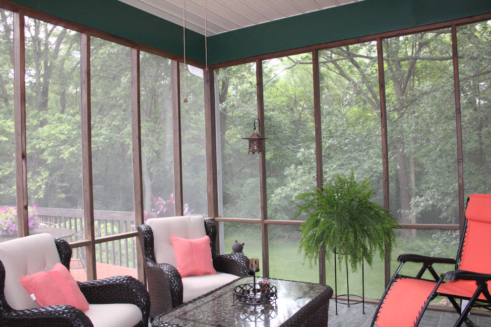 Design ideas for a traditional screened-in verandah in Chicago.