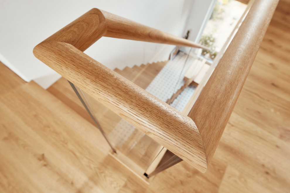 Консольная лестница из дуба со стеклянной балюстрадой