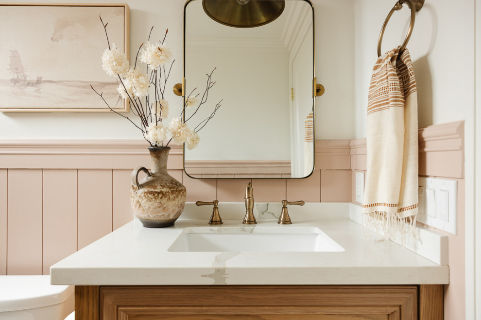 Idées déco pour une petite salle de bain en bois brun avec un carrelage rose, des carreaux de céramique, un mur rose, un plan de toilette en quartz modifié, une cabine de douche à porte battante, un plan de toilette blanc, meuble simple vasque, meuble-lavabo sur pied et boiseries.
