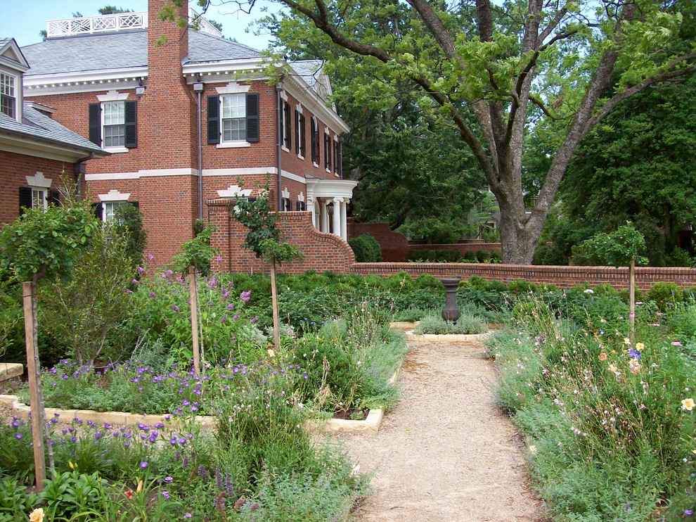 This is an example of a traditional garden in Little Rock.