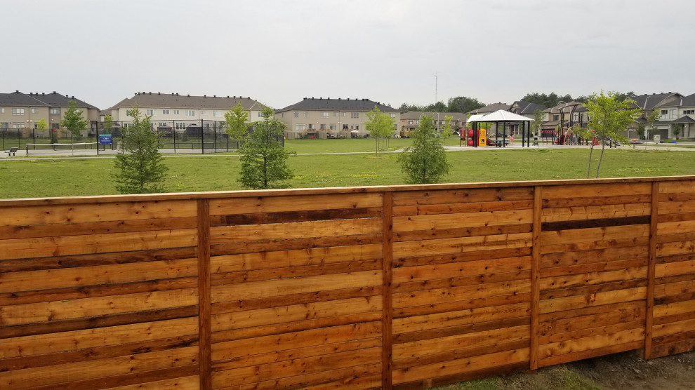 Cette image montre un jardin arrière minimaliste de taille moyenne avec des solutions pour vis-à-vis et une clôture en bois.