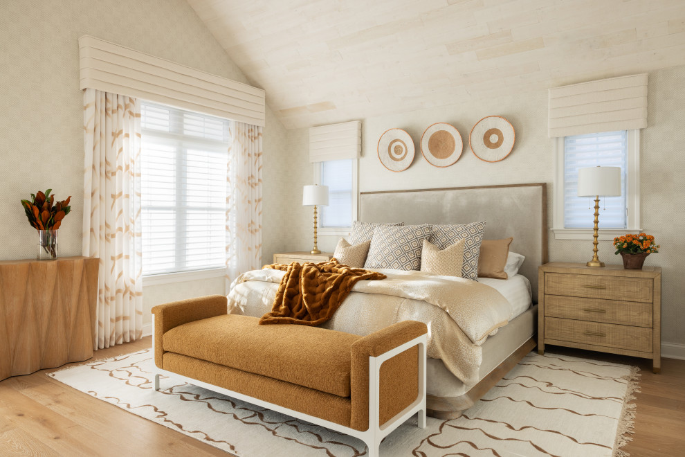 Idéer för maritima sovrum, med vita väggar och ljust trägolv