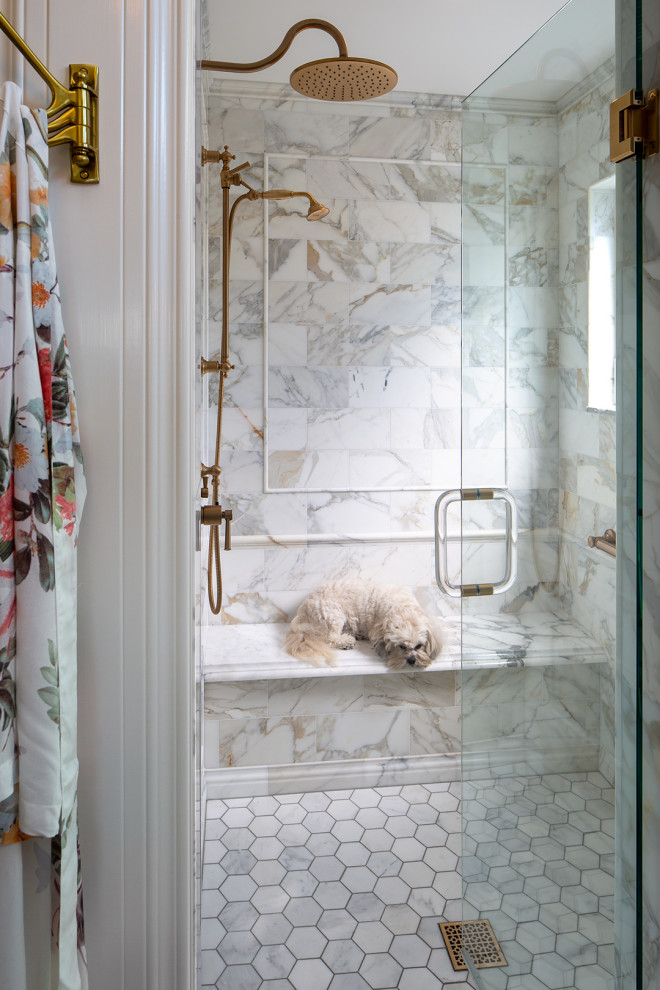 Inredning av ett klassiskt mellanstort flerfärgad flerfärgat en-suite badrum, med luckor med upphöjd panel, grå skåp, våtrum, vit kakel, marmorkakel, beige väggar, marmorgolv, ett nedsänkt handfat, marmorbänkskiva, flerfärgat golv och dusch med gångjärnsdörr