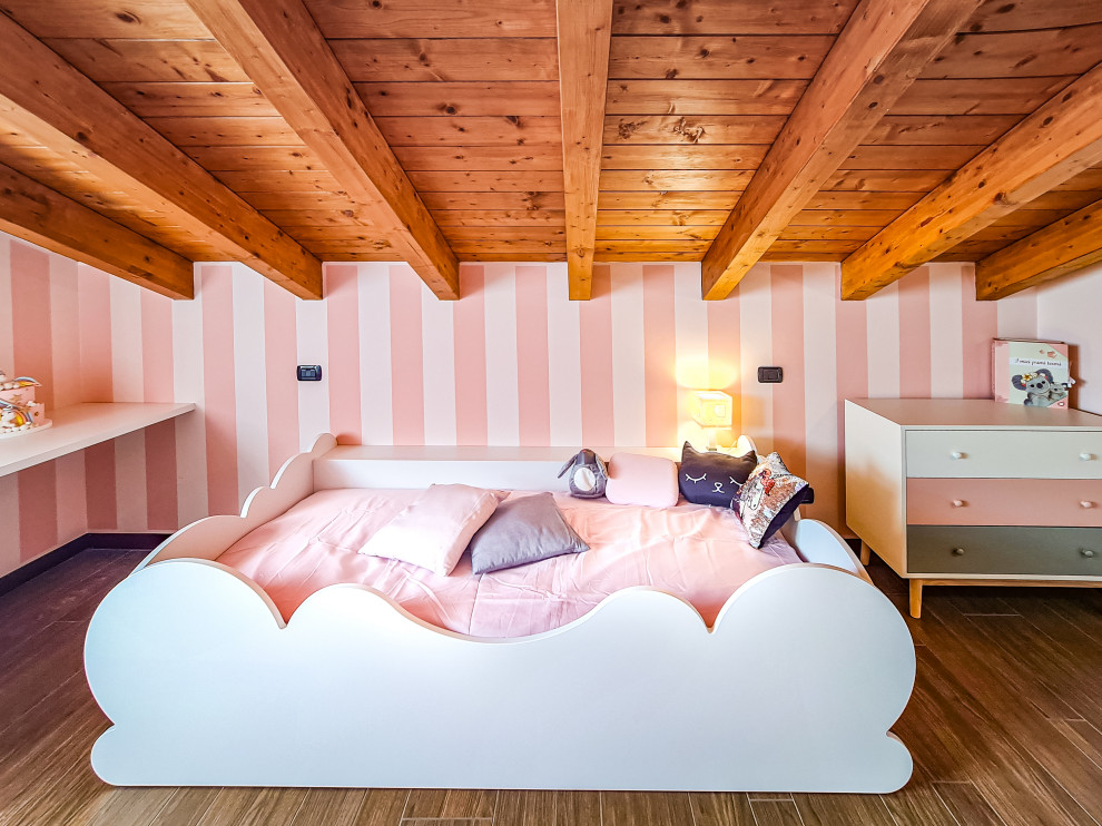 Idée de décoration pour une petite chambre d'enfant de 1 à 3 ans design avec un mur rose, un sol en carrelage de porcelaine, un sol marron et un plafond en bois.