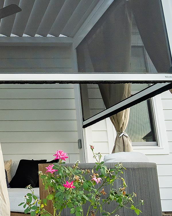 Immagine di una privacy sulla terrazza chic di medie dimensioni, dietro casa e a piano terra con una pergola