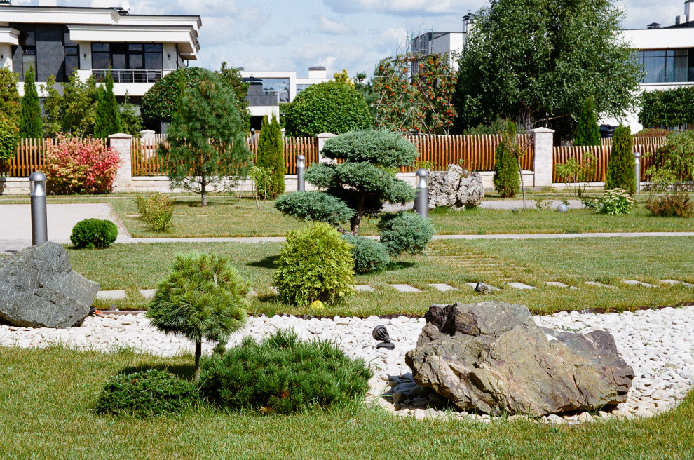Inspiration for an expansive contemporary garden in Moscow.