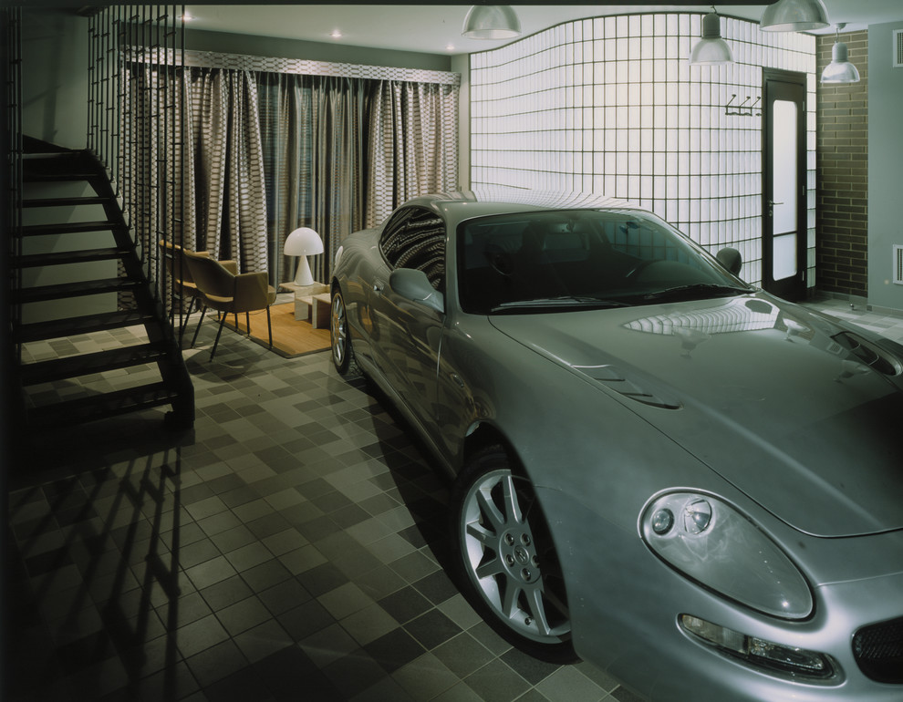 This is an example of a contemporary garage in Moscow.