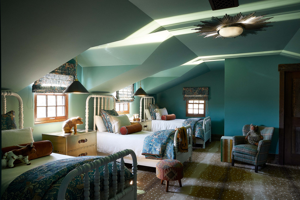Modelo de dormitorio infantil rústico con paredes azules, moqueta y suelo multicolor