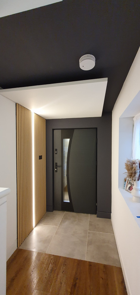 Idee per una porta d'ingresso design di medie dimensioni con pareti bianche, pavimento in gres porcellanato, una porta singola, una porta in metallo, pavimento grigio, soffitto ribassato e pareti in legno