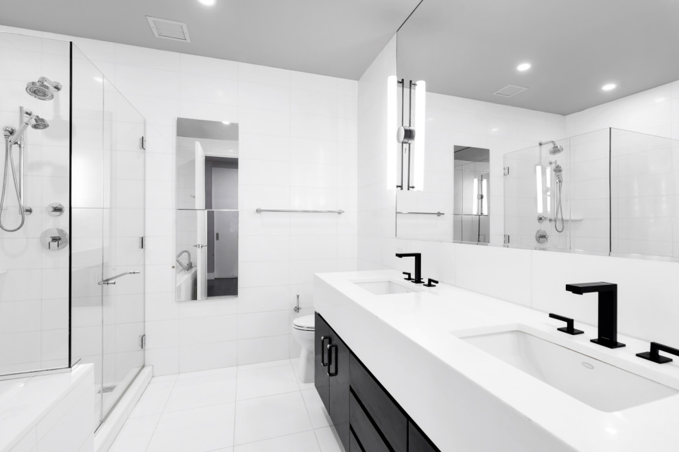 Пример оригинального дизайна: огромная главная ванная комната в стиле модернизм с открытым душем, унитазом-моноблоком, белой плиткой, мраморной плиткой, белыми стенами, полом из керамогранита, консольной раковиной, мраморной столешницей, белым полом, душем с распашными дверями, зеленой столешницей, тумбой под одну раковину, напольной тумбой и панелями на части стены