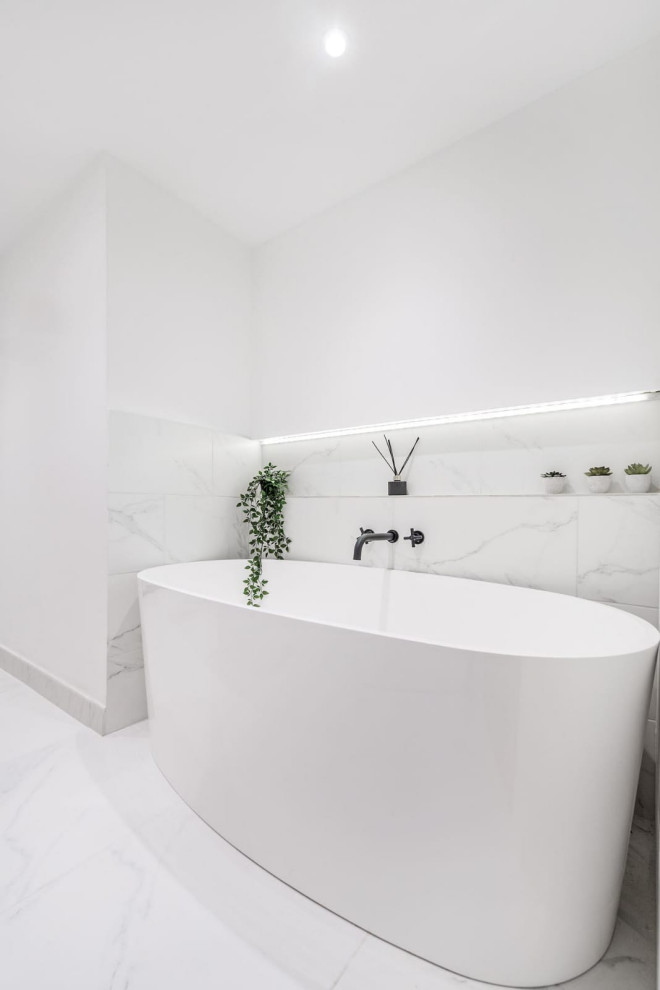 Источник вдохновения для домашнего уюта: маленькая ванная комната в современном стиле с плоскими фасадами, белыми фасадами, светлым паркетным полом и бежевым полом для на участке и в саду