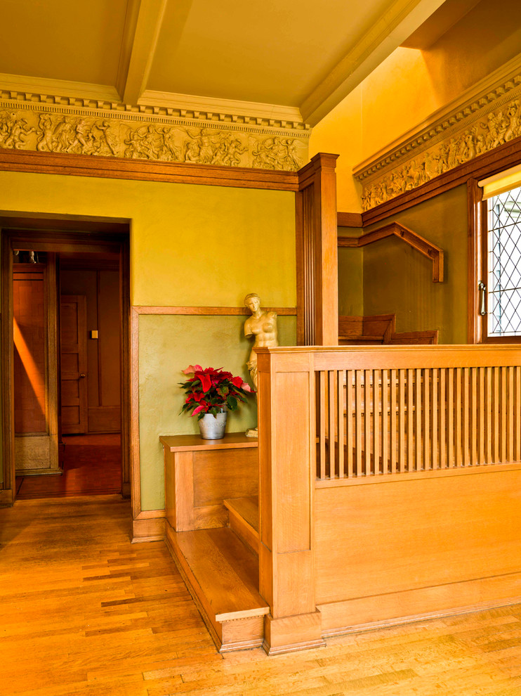 Design ideas for a traditional entryway in Chicago.