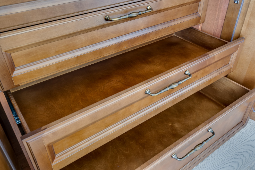 Шкаф с туалетным столиком из массива березы