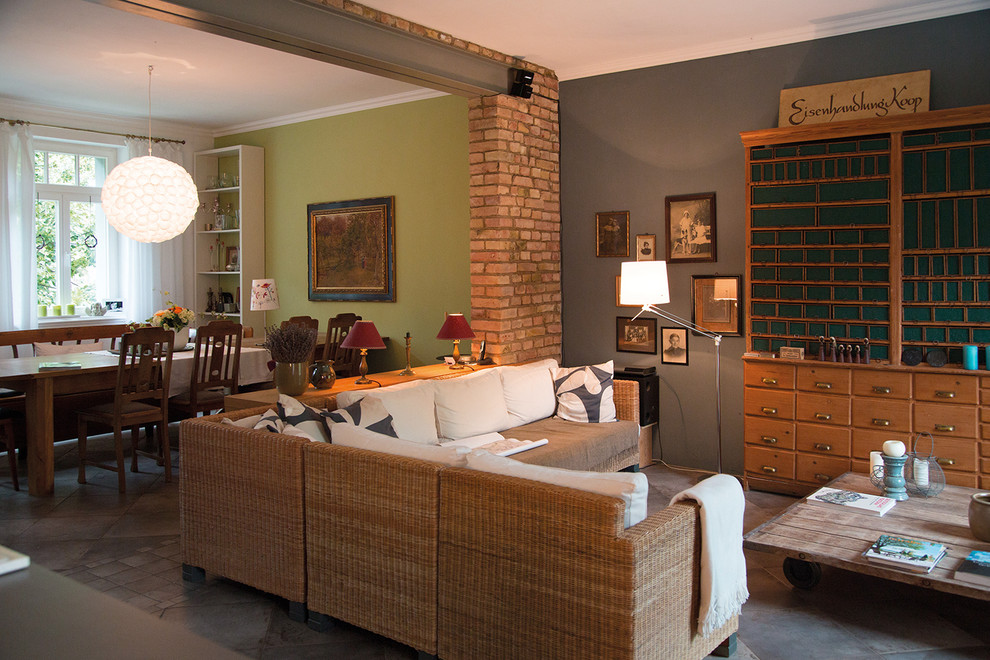 Wohnzimmer With bunten Wänden and Keramikboden in Berlin
