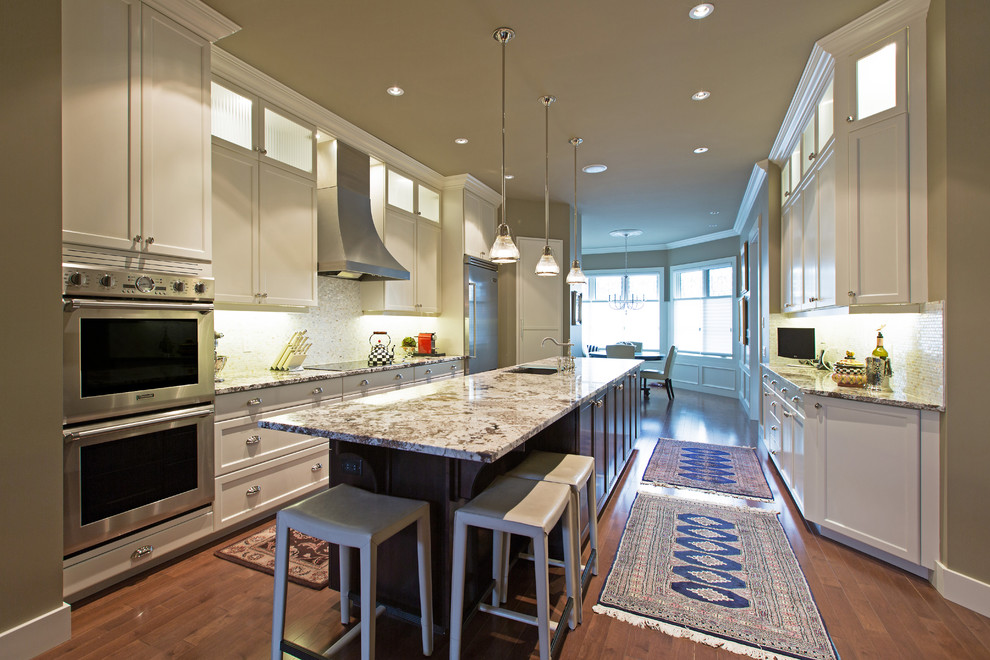 Kitchen - transitional kitchen idea in Calgary