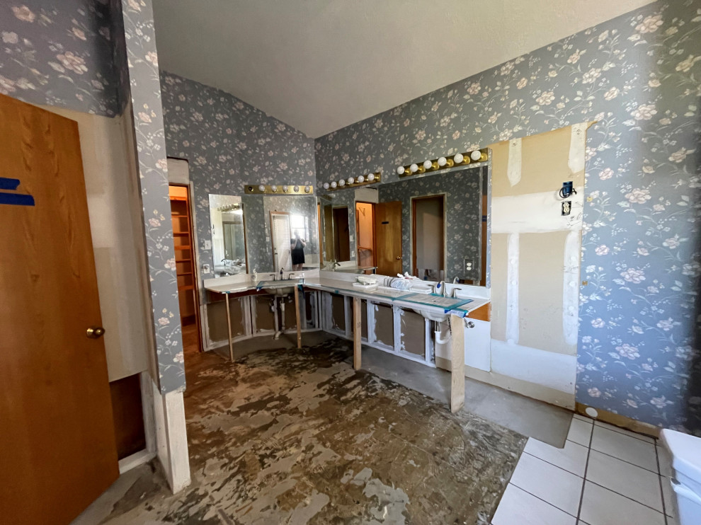 Example of a transitional bathroom design in Houston