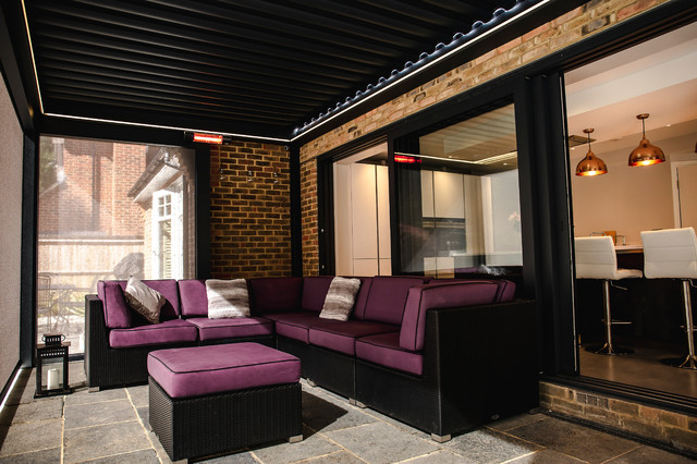 Terrassenstrahler auf schicker &uuml;berdachter Lounge deck