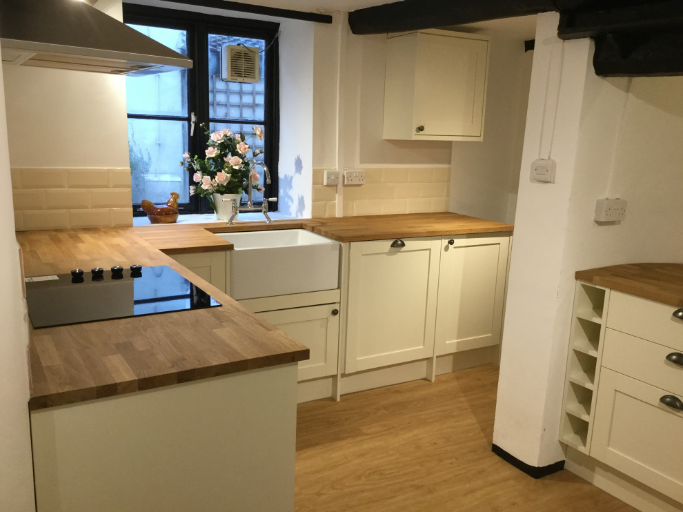 This is an example of a traditional kitchen in Glasgow.