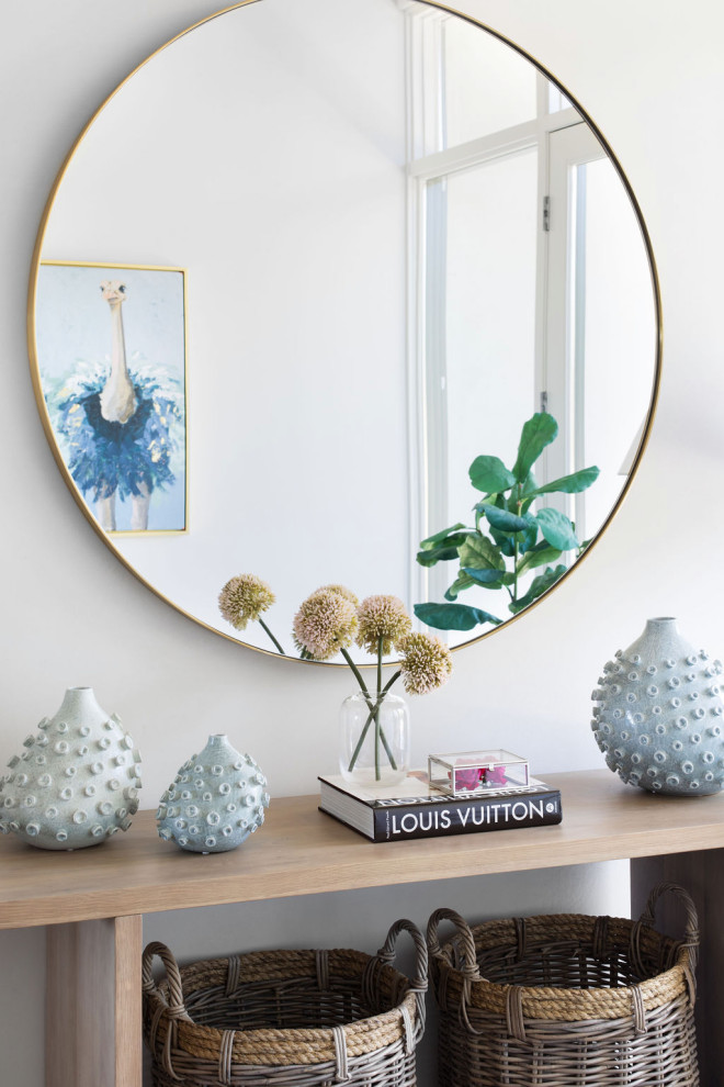 Example of a transitional entryway design in Austin