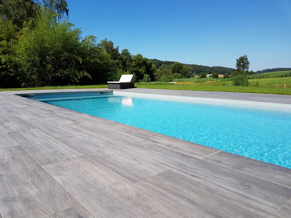 Großer, Gefliester Mediterraner Pool neben dem Haus in rechteckiger Form in Frankfurt am Main