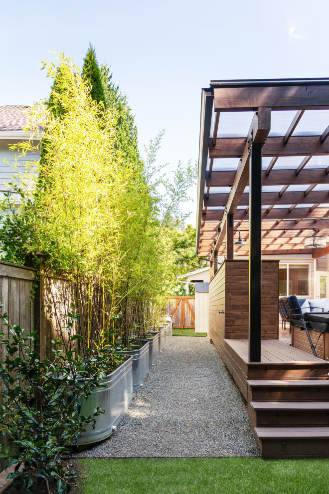 Foto de terraza planta baja actual de tamaño medio en patio trasero con cocina exterior y pérgola