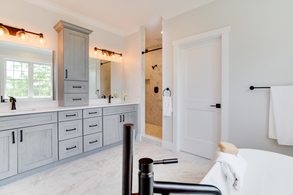 Exempel på ett amerikanskt vit vitt en-suite badrum, med skåp i shakerstil, grå skåp, ett fristående badkar, en öppen dusch, vit kakel, keramikplattor, grå väggar, klinkergolv i keramik, bänkskiva i kvarts, vitt golv och dusch med duschdraperi