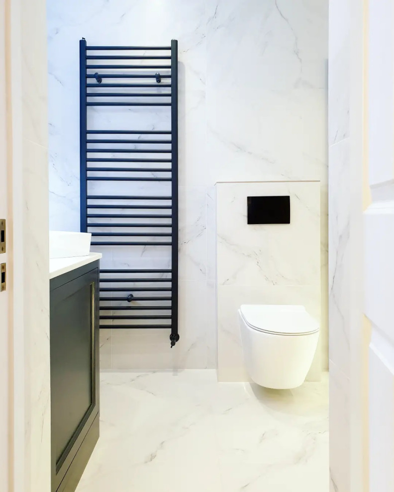 Стильный дизайн: главная, серо-белая ванная комната среднего размера: освещение в современном стиле с плоскими фасадами, белыми фасадами, накладной ванной, открытым душем, инсталляцией, белой плиткой, керамогранитной плиткой, белыми стенами, полом из керамогранита, накладной раковиной, мраморной столешницей, белым полом, открытым душем, белой столешницей, тумбой под одну раковину, подвесной тумбой и многоуровневым потолком - последний тренд