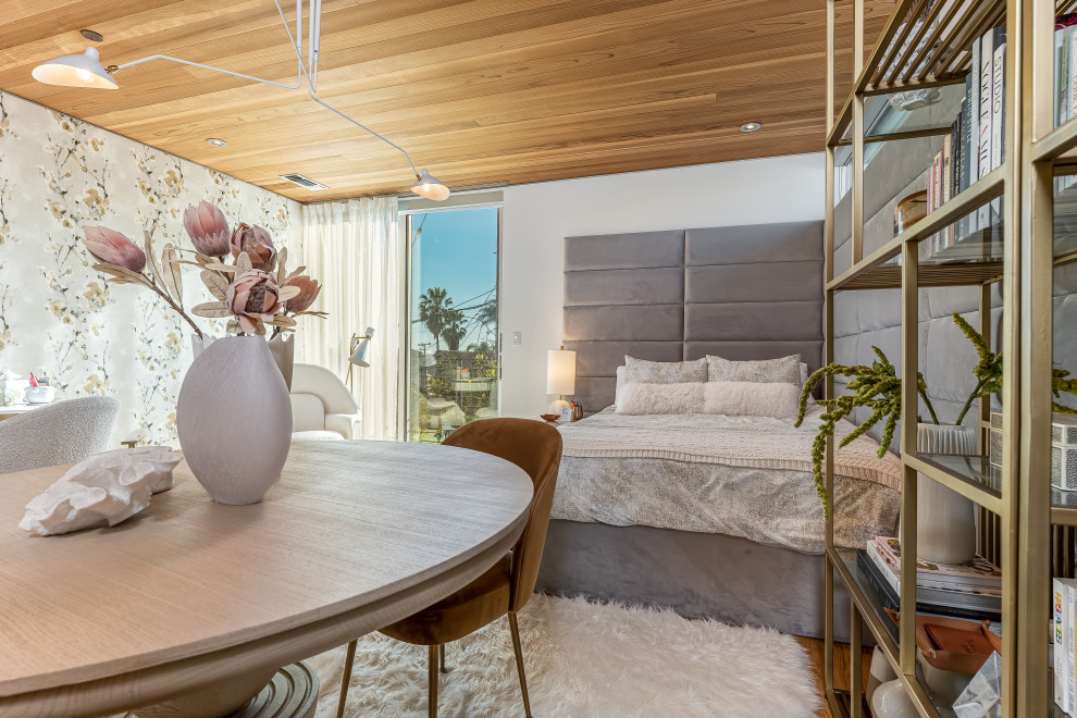 ロサンゼルスにある広いコンテンポラリースタイルのおしゃれな主寝室 (白い壁、無垢フローリング、板張り天井) のレイアウト