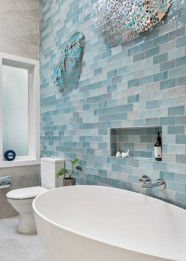 Стильный дизайн: большая главная ванная комната в стиле модернизм с фасадами островного типа, серыми фасадами, отдельно стоящей ванной, душевой комнатой, унитазом-моноблоком, разноцветной плиткой, плиткой из листового камня, синими стенами, полом из керамогранита, настольной раковиной, столешницей из искусственного кварца, серым полом, открытым душем, белой столешницей, тумбой под две раковины, подвесной тумбой, балками на потолке и стенами из вагонки - последний тренд
