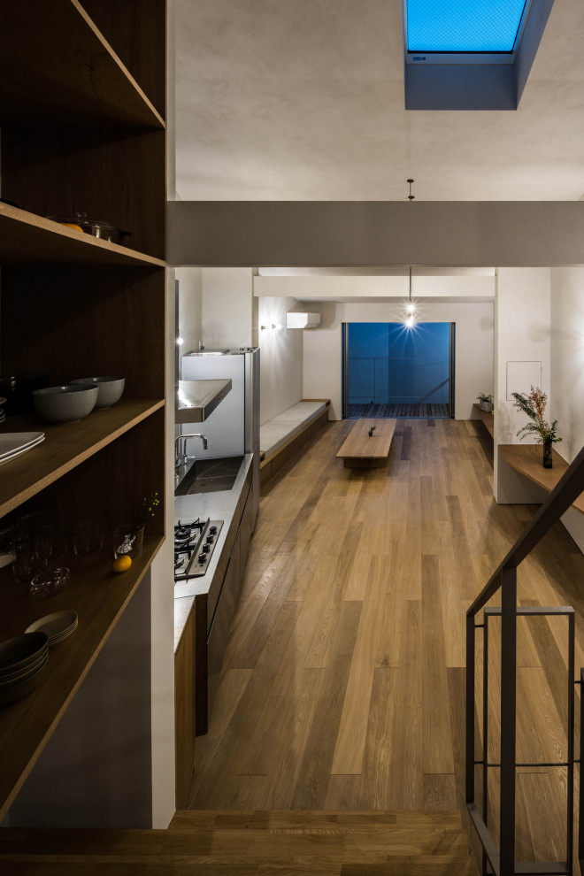 Esempio di una piccola lavanderia minimal con pareti grigie, pavimento in legno massello medio, soffitto in carta da parati e carta da parati