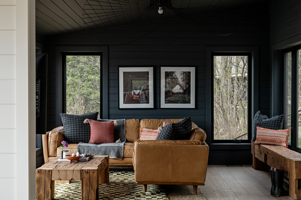 Example of a mountain style home design design in Toronto