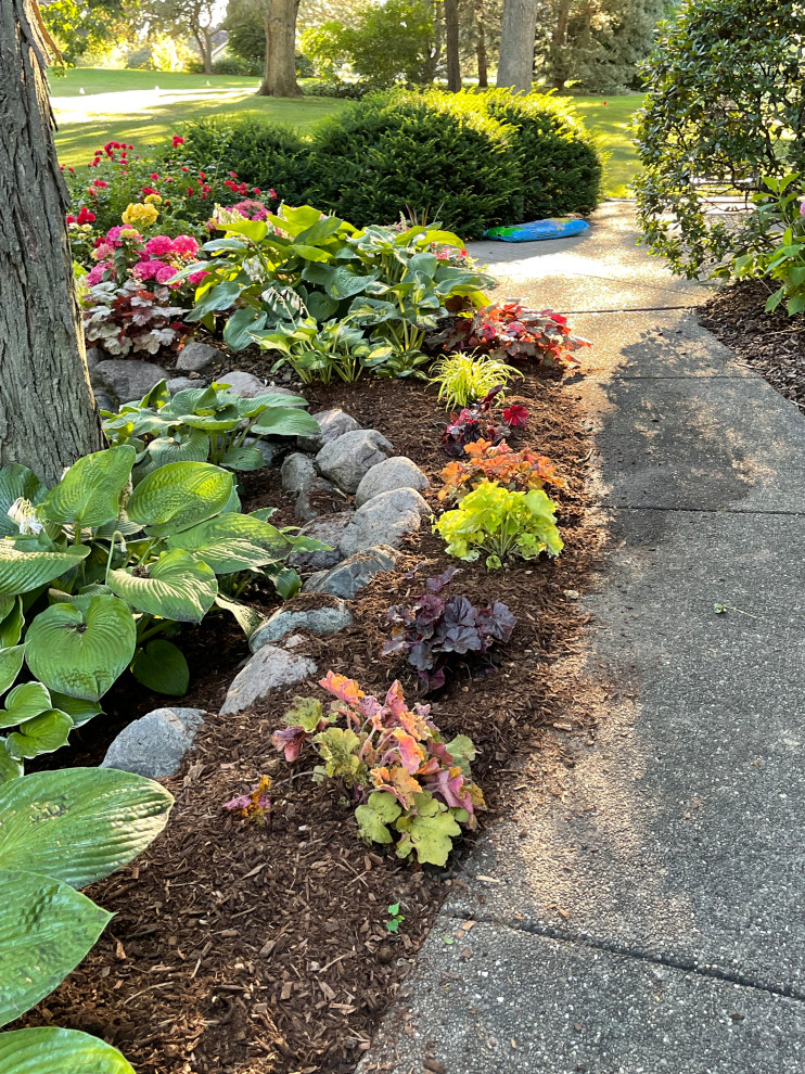 Inspiration for a transitional landscaping in Chicago.