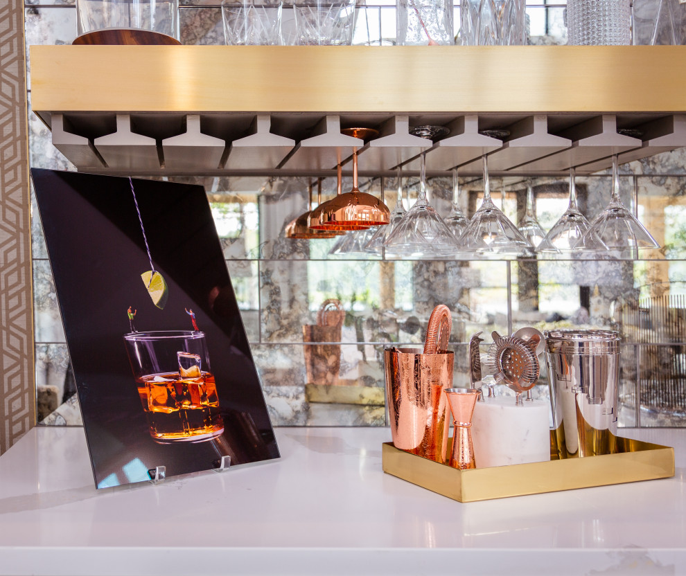 На фото: домашний бар в стиле неоклассика (современная классика) с столешницей из кварцевого агломерата, зеркальным фартуком и белой столешницей