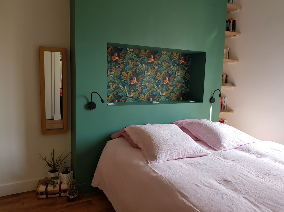 Aménagement d'une chambre contemporaine avec un mur vert, parquet foncé, aucune cheminée, un sol marron et dressing.
