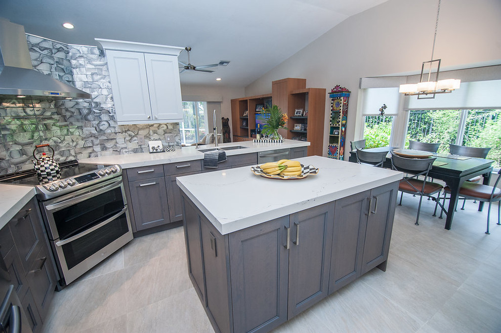 Example of a mid-sized transitional u-shaped porcelain tile and beige floor eat-in kitchen design in Miami with an undermount sink, shaker cabinets, gray cabinets, quartz countertops, gray backsplash, glass tile backsplash, stainless steel appliances, an island and white countertops