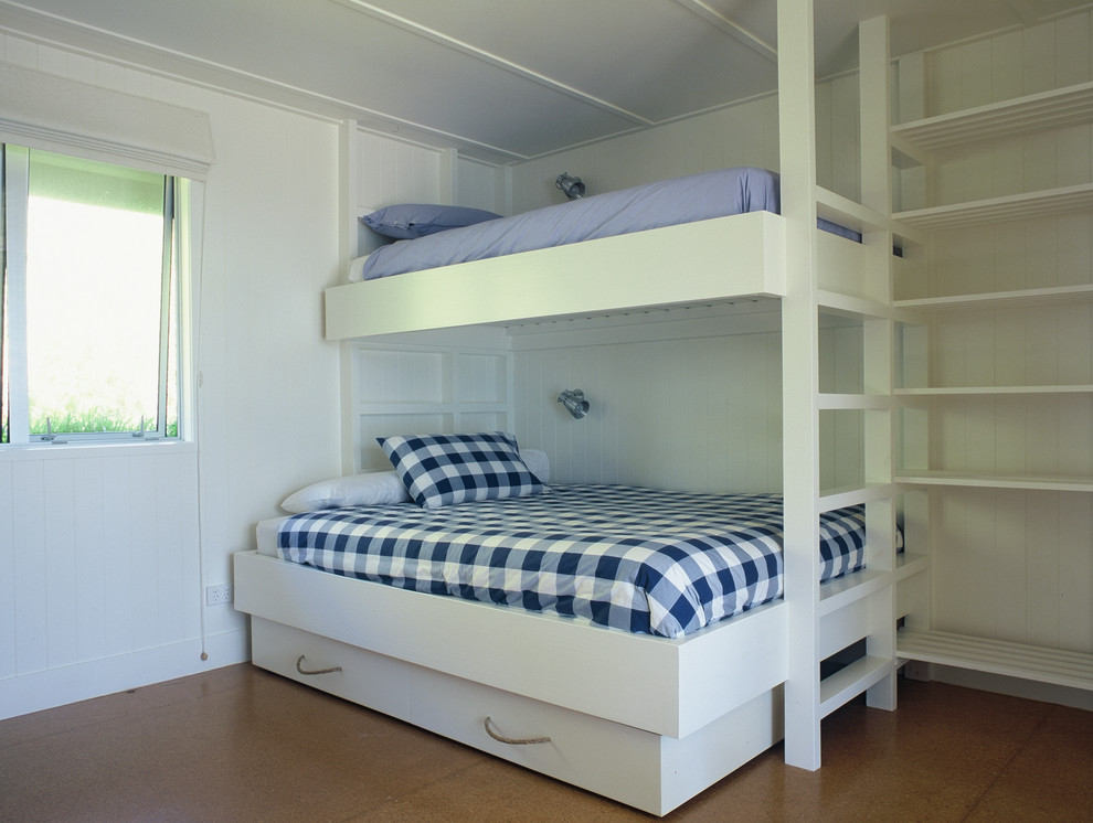 Идея дизайна: гостевая спальня среднего размера, (комната для гостей) в скандинавском стиле с белыми стенами, полом из фанеры, коричневым полом и стенами из вагонки без камина