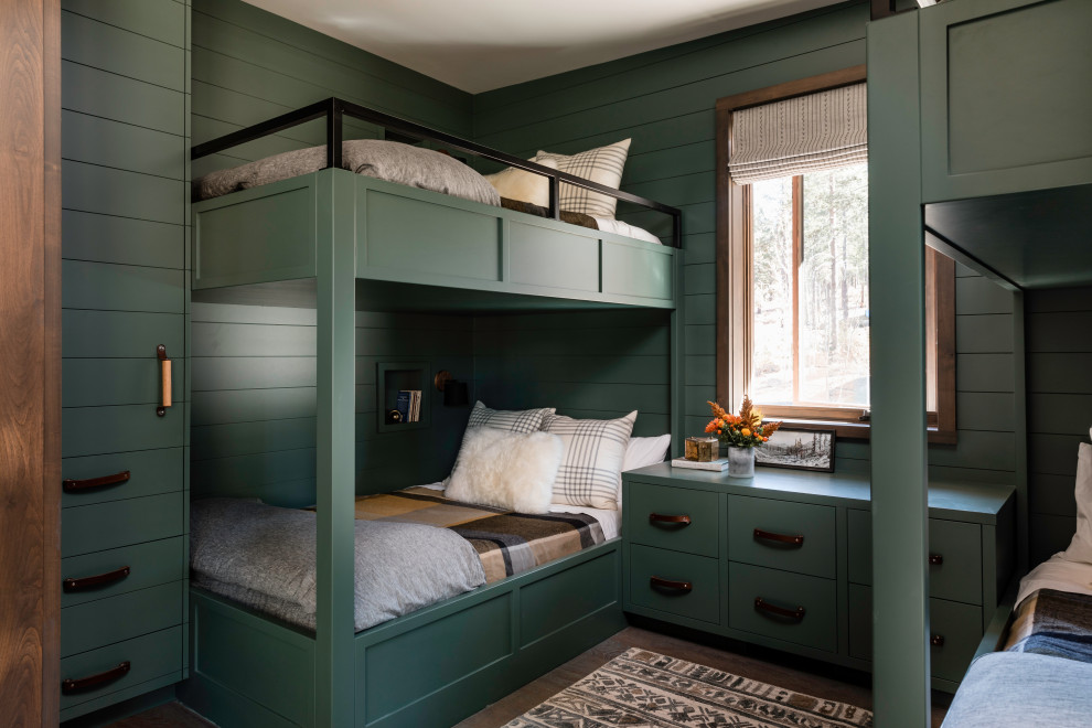 Inspiration för ett rustikt könsneutralt barnrum kombinerat med sovrum och för 4-10-åringar, med gröna väggar, mellanmörkt trägolv och brunt golv