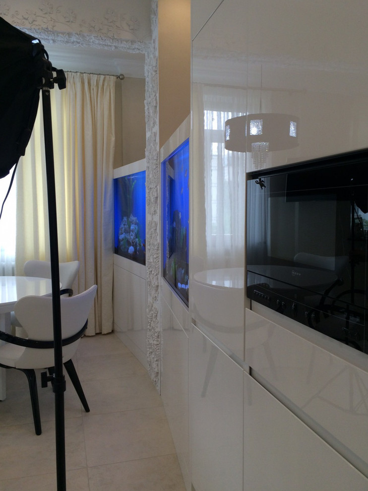 Кухня-волна, совмещенная с аквариумами