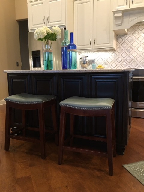 Transitional kitchen photo in Orlando