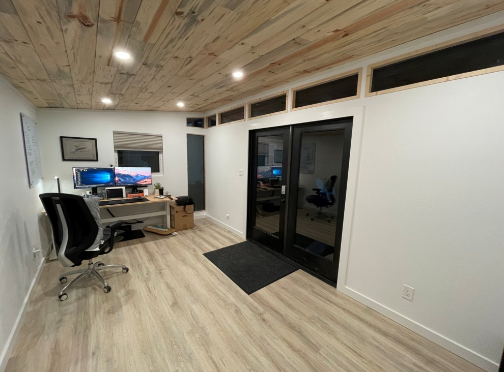 Foto di garage e rimesse indipendenti minimalisti di medie dimensioni con ufficio, studio o laboratorio