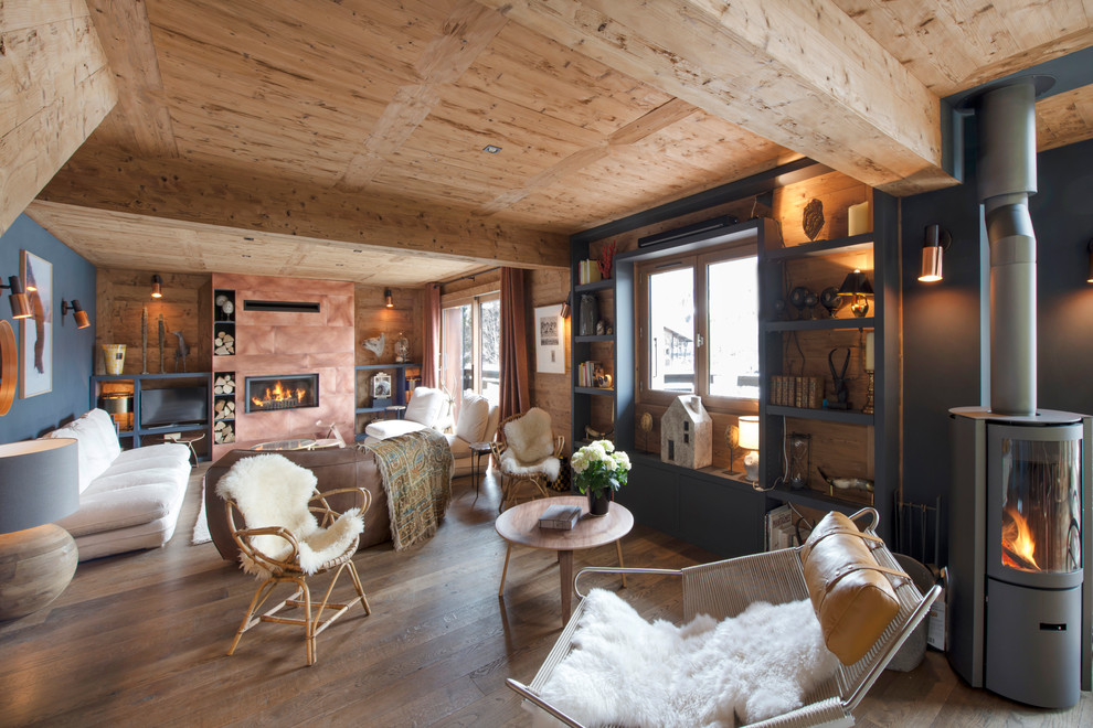 Idée de décoration pour un salon chalet.
