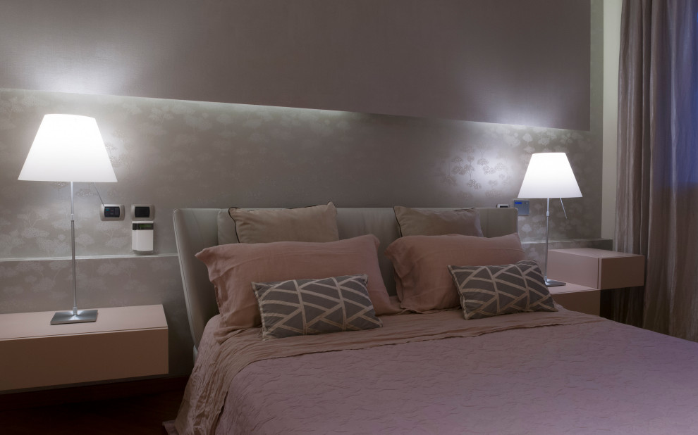 Идея дизайна: большая хозяйская спальня в стиле рустика с разноцветными стенами, светлым паркетным полом, коричневым полом, многоуровневым потолком и панелями на части стены