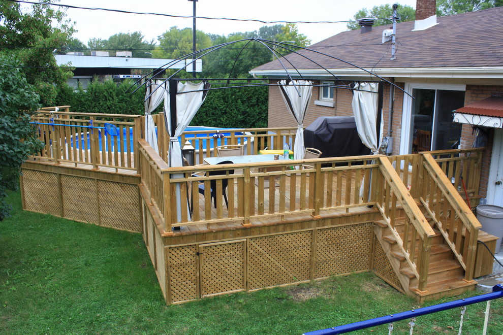Inspiration for a contemporary deck remodel in Montreal