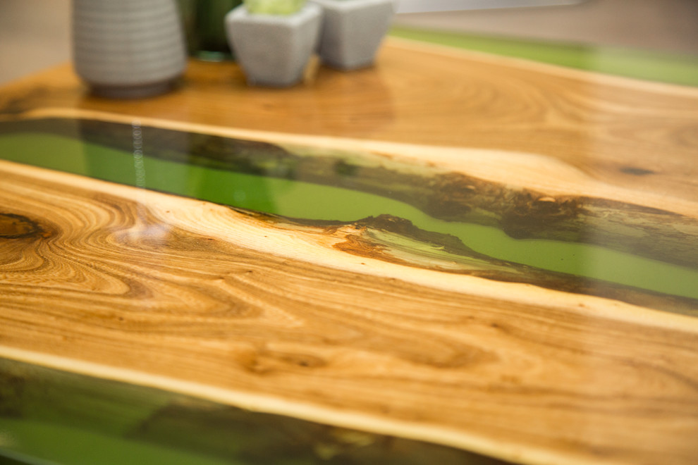 Стол из карагача с зелеными реками