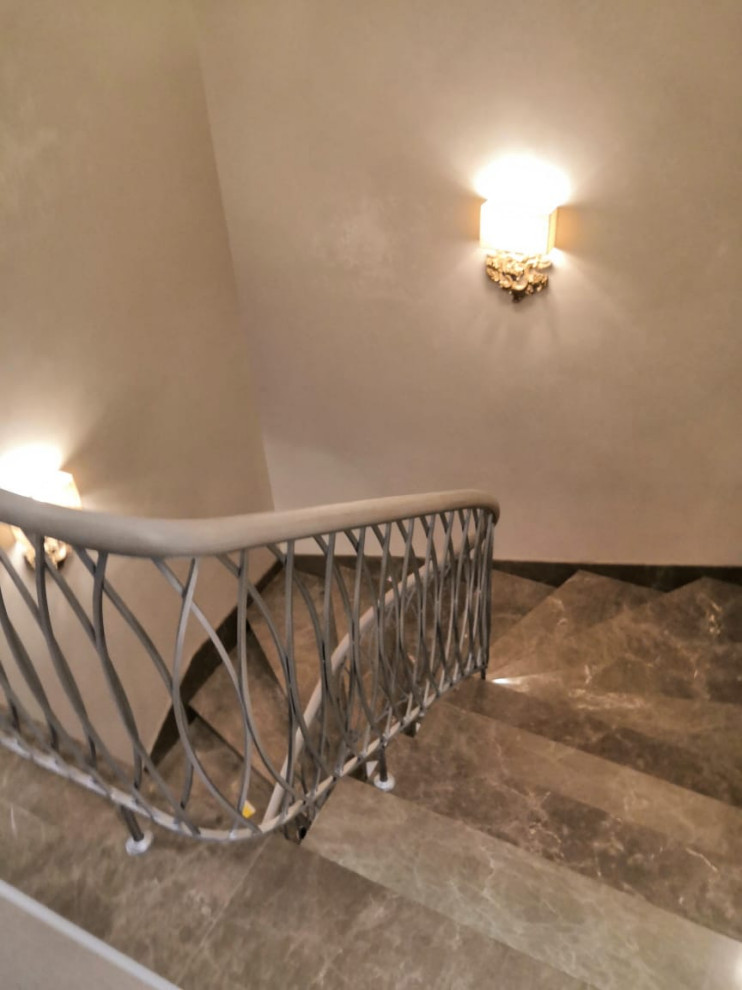 Бетонная лестница с авторским кованным радиусным ограждением