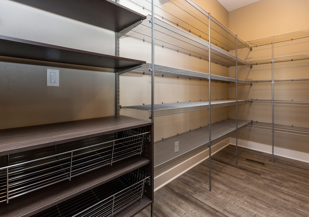 Inspiration for a transitional l-shaped kitchen pantry remodel