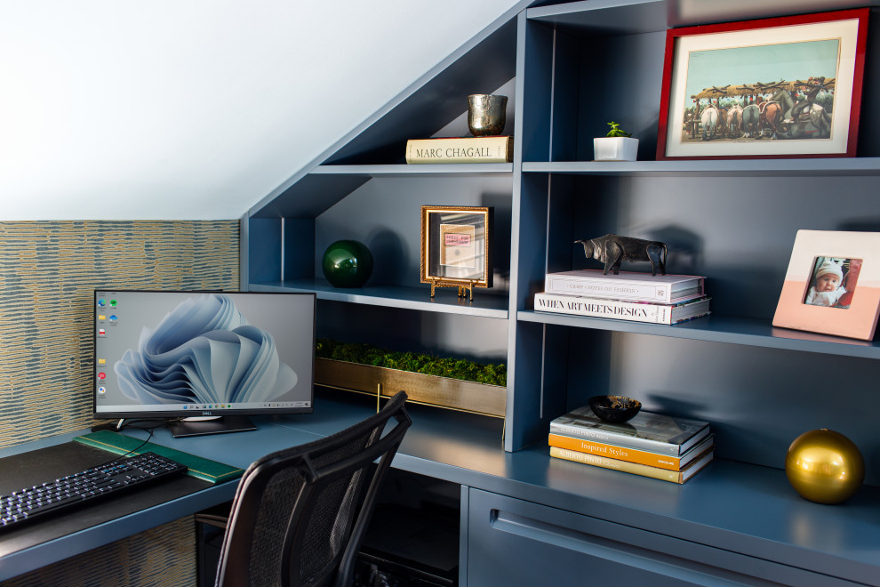 Ejemplo de despacho abovedado tradicional renovado de tamaño medio con paredes azules, suelo de madera en tonos medios, escritorio empotrado, suelo marrón y papel pintado